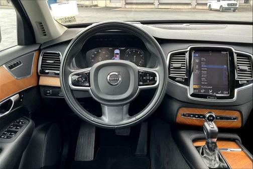 2022 Volvo XC90 T5 Momentum