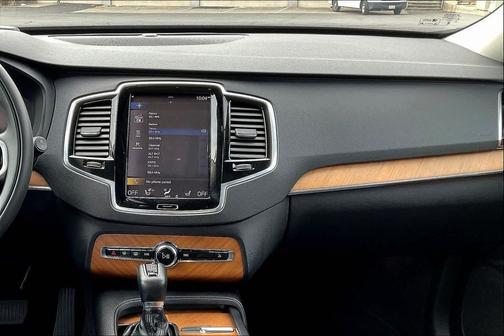 2022 Volvo XC90 T5 Momentum