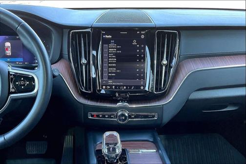 2023 Volvo XC60 B5 Ultimate Dark Theme