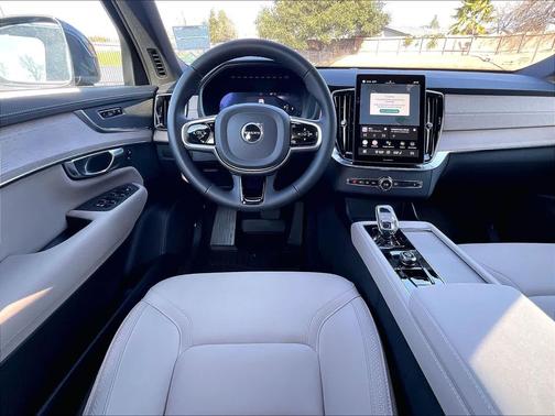 2025 Volvo XC90 B6 Core