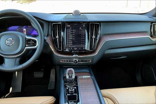 2023 Volvo XC60 B5 Ultimate Dark Theme