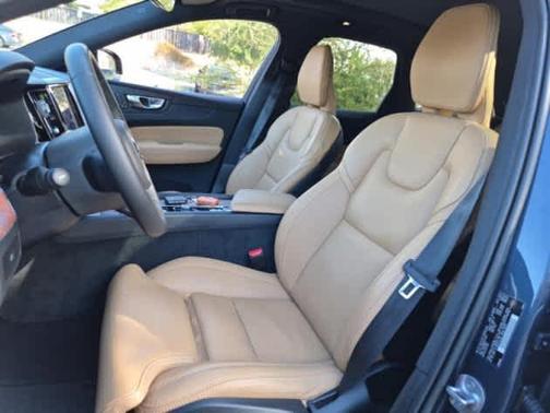 2023 Volvo XC60 B5 Ultimate Dark Theme