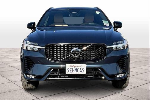 2023 Volvo XC60 B5 Ultimate Dark Theme