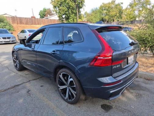 2023 Volvo XC60 B5 Ultimate Dark Theme