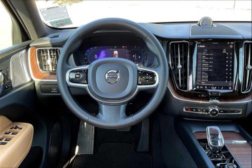 2023 Volvo XC60 B5 Ultimate Dark Theme