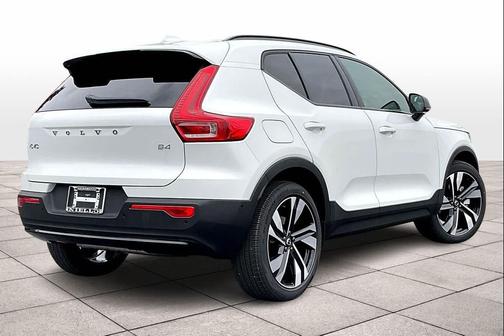 2026 Volvo XC40 B4 Plus