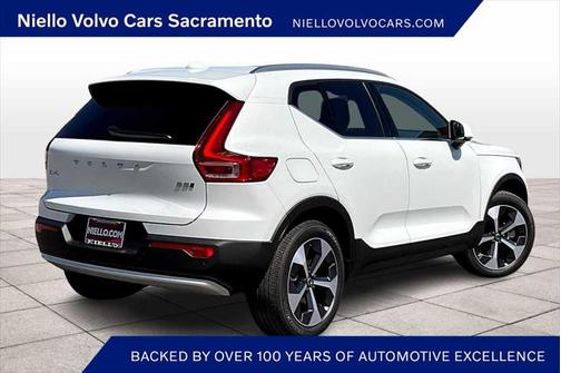 2025 Volvo XC40 B5 Core Bright Theme