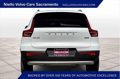 2025 Volvo XC40 B5 Core Bright Theme