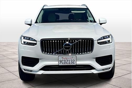 2022 Volvo XC90 T6 Momentum