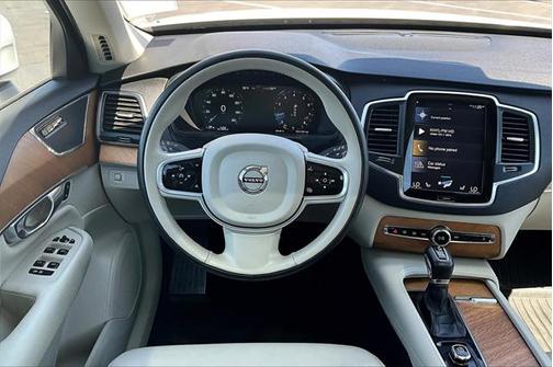 2022 Volvo XC90 T6 Momentum