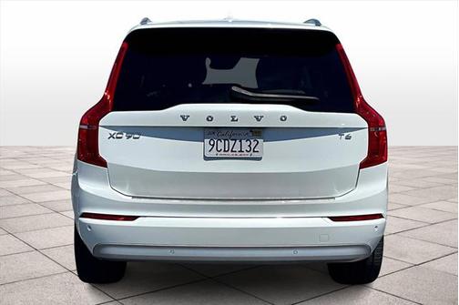 2022 Volvo XC90 T6 Momentum