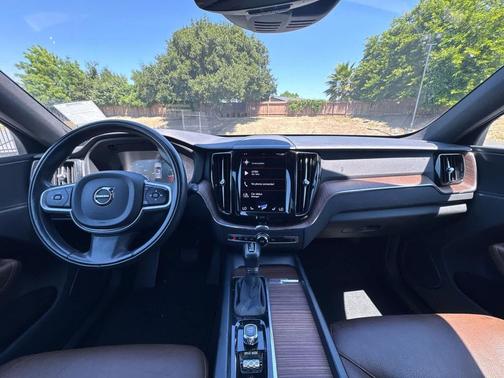 Crystal White Metallic 2021 Volvo XC60 T5 Momentum