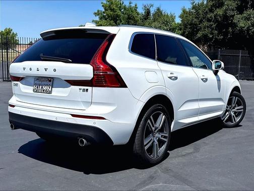 Crystal White Metallic 2021 Volvo XC60 T5 Momentum