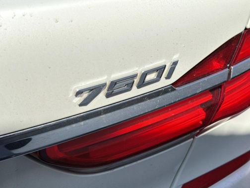 Mineral White Metallic 2019 BMW 750 i xDrive