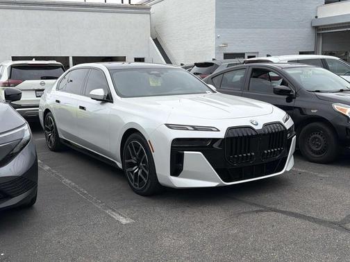 Mineral White Metallic 2025 BMW 740 740i