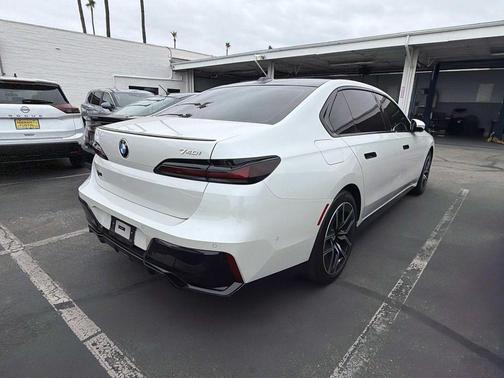Mineral White Metallic 2025 BMW 740 740i