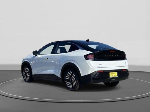 Everest White Pearl Tricoat/Black 2026 Nissan Leaf SV+