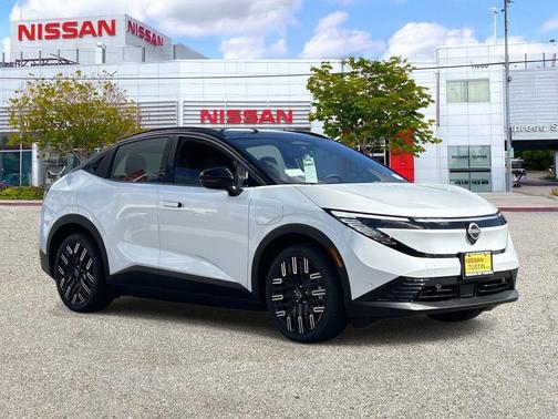 Everest White Pearl Tricoat/Black 2026 Nissan Leaf PLATINUM+
