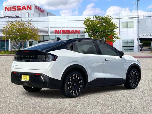 Everest White Pearl Tricoat/Black 2026 Nissan Leaf PLATINUM+