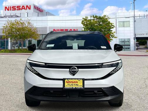 Everest White Pearl Tricoat/Black 2026 Nissan Leaf PLATINUM+