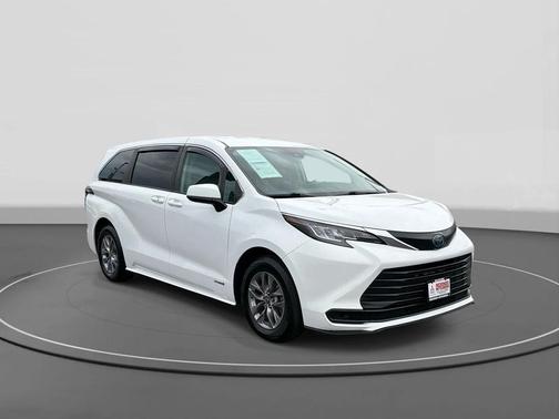 Super White 2021 Toyota Sienna LE
