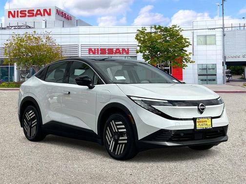Everest White Pearl Tricoat 2026 Nissan Leaf S+