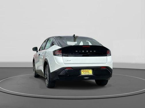 Everest White Pearl Tricoat 2026 Nissan Leaf S+