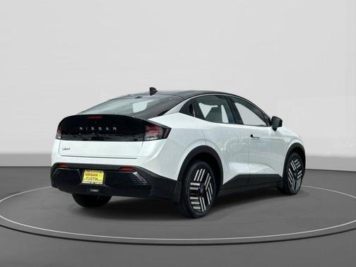 Everest White Pearl Tricoat 2026 Nissan Leaf S+