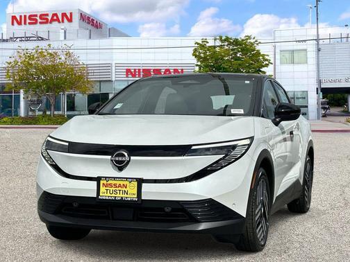 Everest White Pearl Tricoat 2026 Nissan Leaf S+