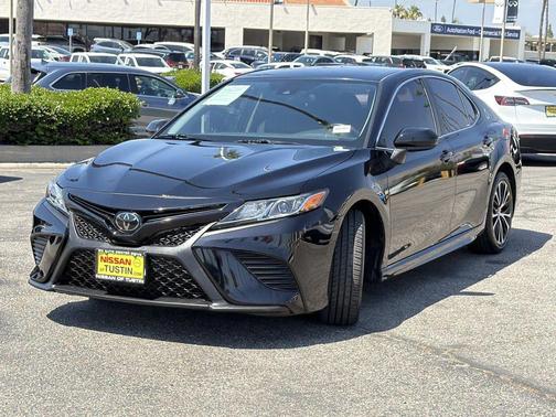 Midnight Black Metallic 2019 Toyota Camry SE