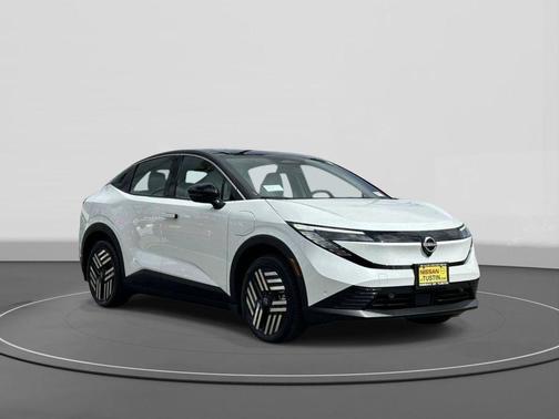 Everest White Pearl Tricoat/Black 2026 Nissan Leaf SV+