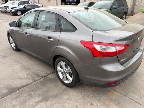 Gray 2014 Ford Focus SE