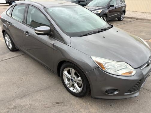 Gray 2014 Ford Focus SE