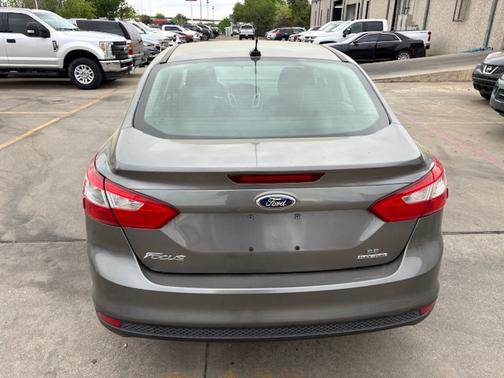 Gray 2014 Ford Focus SE