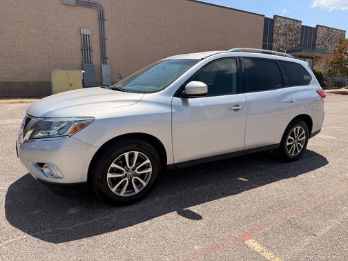 Silver 2014 Nissan Pathfinder SV