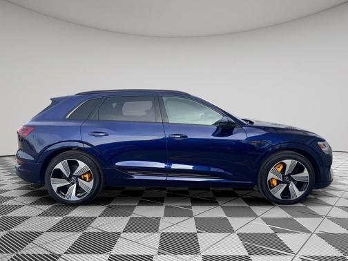 2022 Audi e-tron Premium Plus