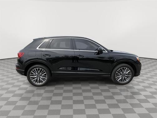 Mythos Black Metallic 2022 Audi Q3 40 Premium
