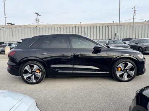 2022 Audi e-tron Premium Plus