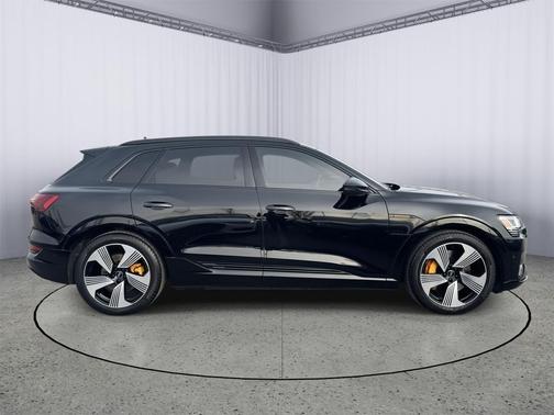 2022 Audi e-tron Premium Plus