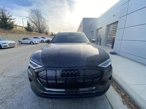 2022 Audi e-tron Premium Plus