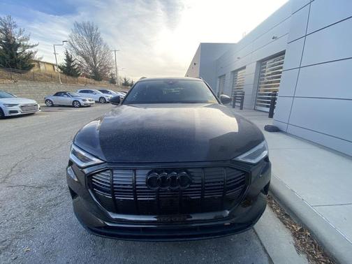 2022 Audi e-tron Premium Plus