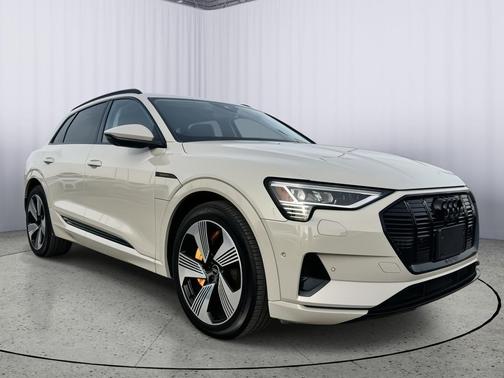 2022 Audi e-tron Premium Plus