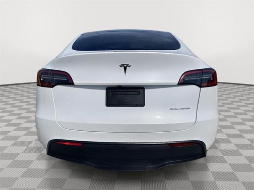 Pearl White Multi-Coat 2023 Tesla Model Y