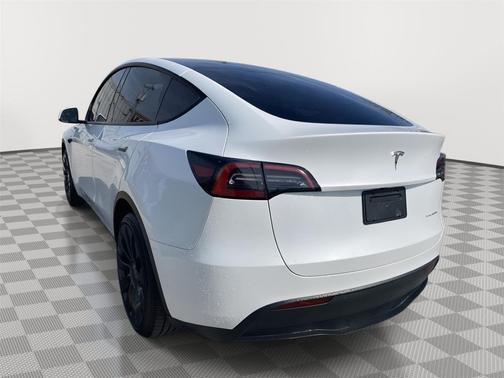 Pearl White Multi-Coat 2023 Tesla Model Y