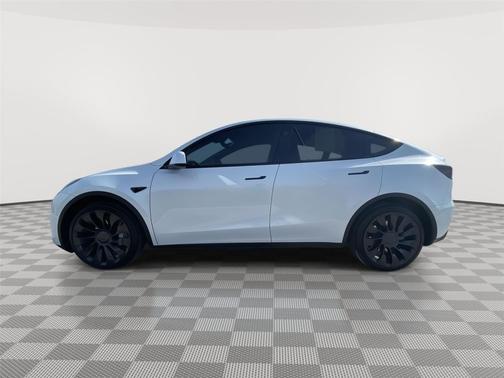 Pearl White Multi-Coat 2023 Tesla Model Y