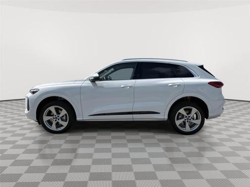 Glacier White Metallic 2026 Audi Q5 Premium Plus TFSI quattro S tronic