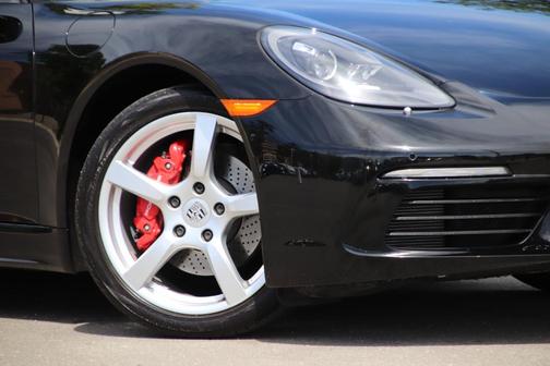Photo 3 of 27 of 2018 Porsche 718 Boxster S