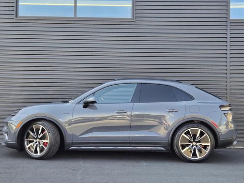 2025 Porsche Macan Turbo