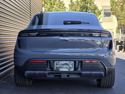 2025 Porsche Macan Turbo