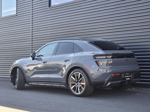 2025 Porsche Macan Turbo